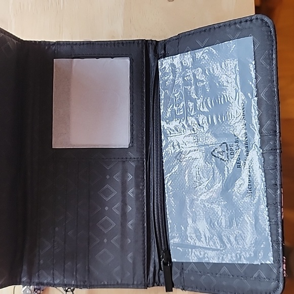 Vera Bradley RFID Crossbody Wallet New With Tags NWT. Ornate Blooms Pattern - Picture 7 of 10